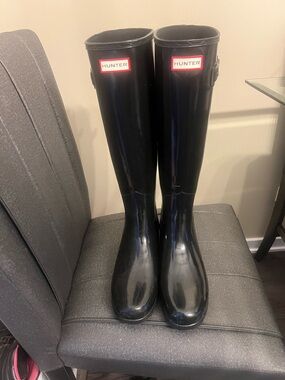 Hunter White Shoe Box with Black Logo